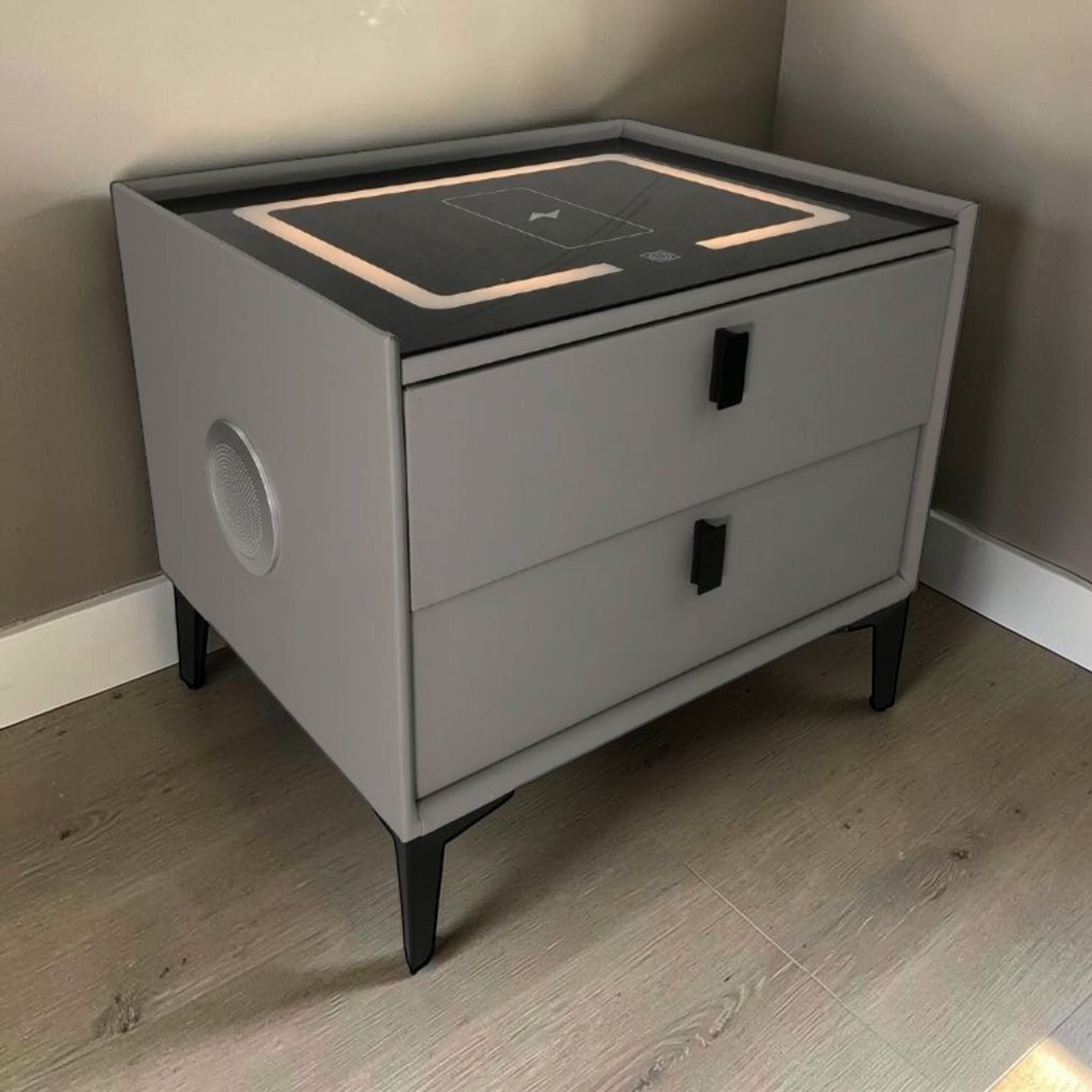 Mesita de Noche con Bluetooth+Luz+Cargador 2 Gavetas Gris Claro en ambiente