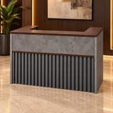 Recepción 122-1055 en ambiente de oficina con madera e iluminación cálida