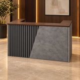 Recepción 122-1057 en ambiente de oficina con madera e iluminación cálida