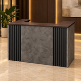 Recepción 122-1059 en ambiente de oficina con madera e iluminación cálida
