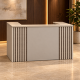 Recepción 122-1060 en ambiente de oficina con madera e iluminación cálida