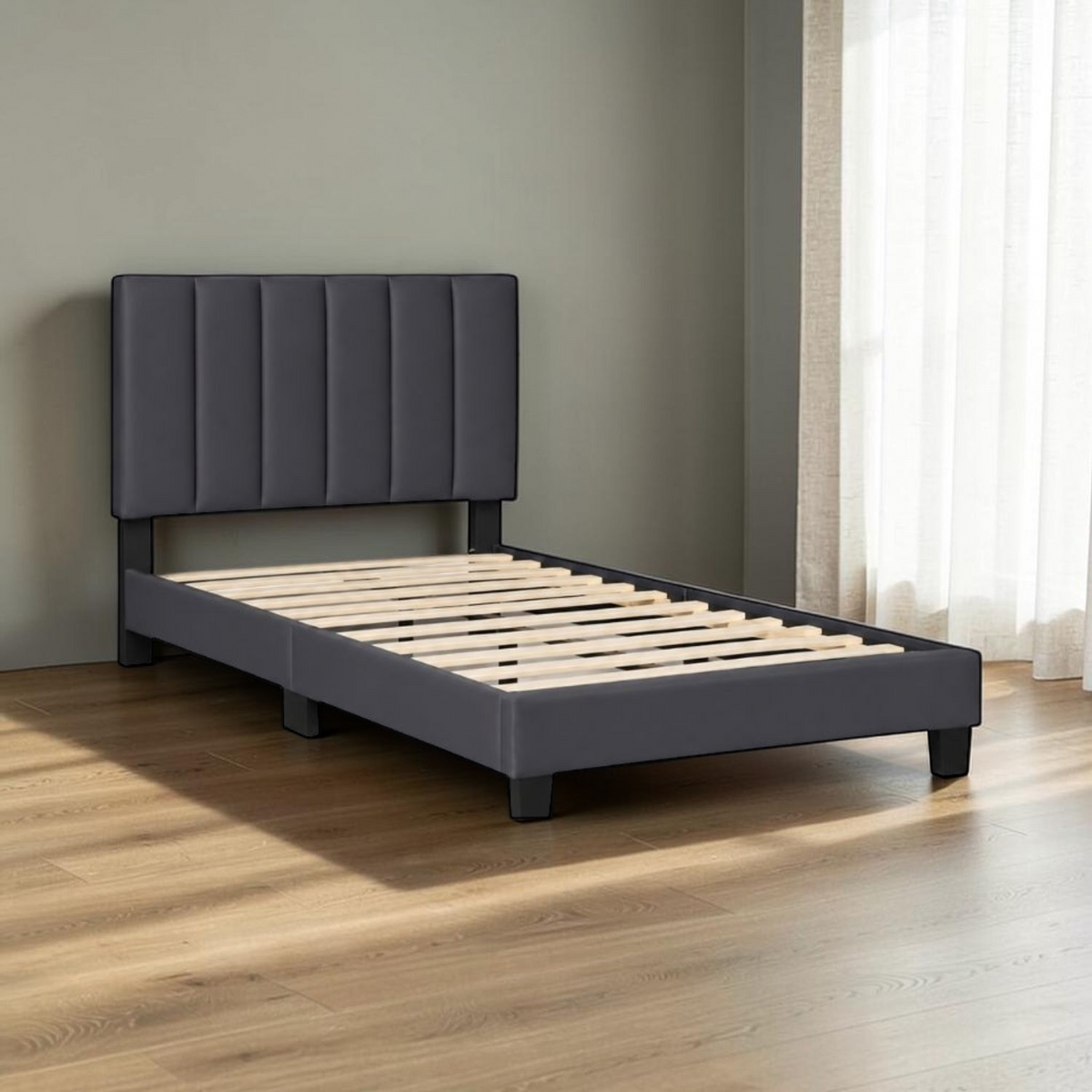 Cama Tapizada en Velvet con Cabecera de Franjas Verticales Gris Oscuro en ambiente