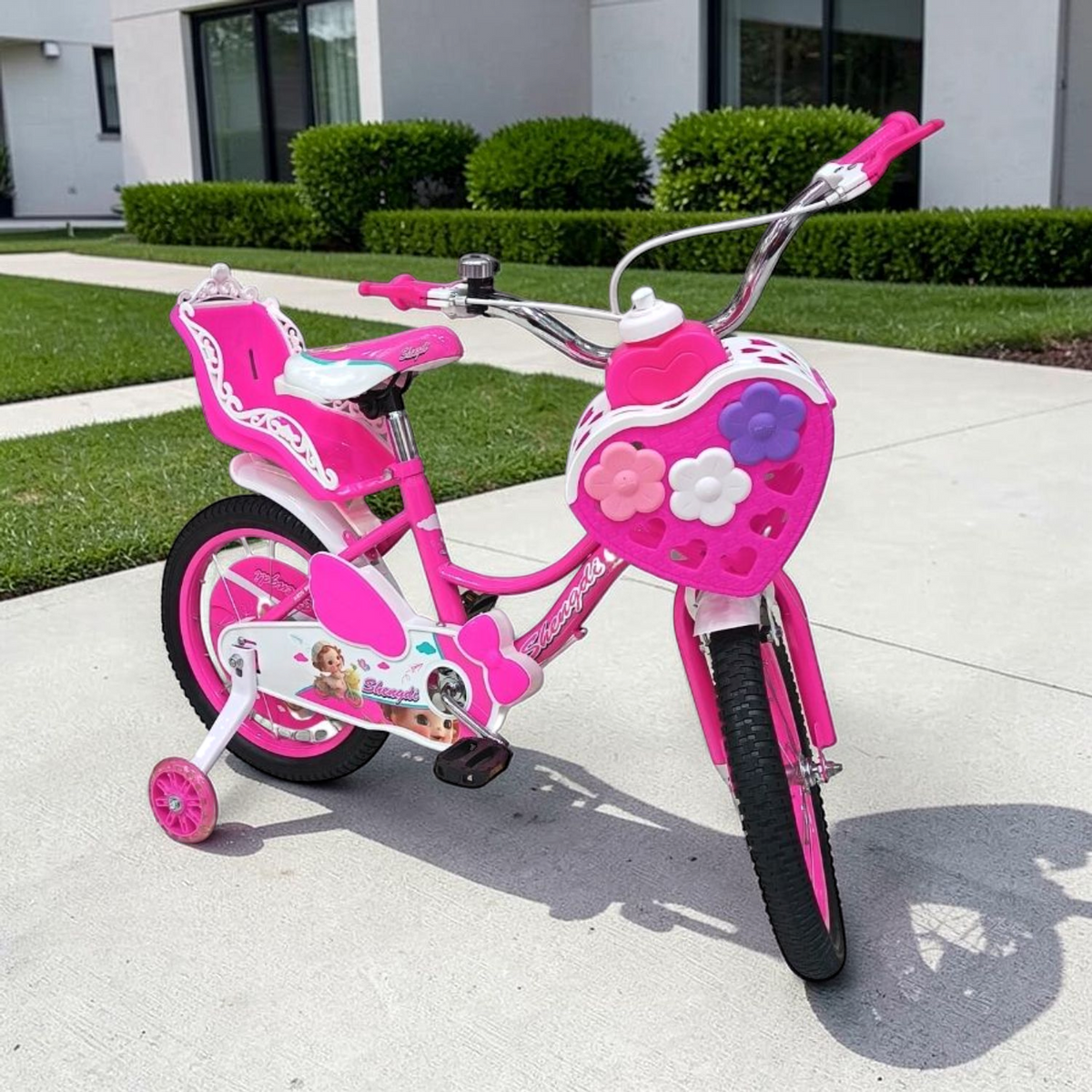 Bicicleta Infantil Morada con Canasta de Corazón y Portamuñeca 12" a 20" Fucsia en ambiente