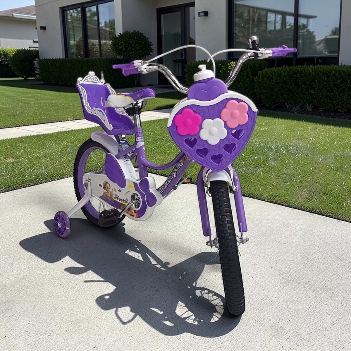 Bicicleta Infantil Morada con Canasta de Corazón y Portamuñeca 12" a 20" Morado en ambiente