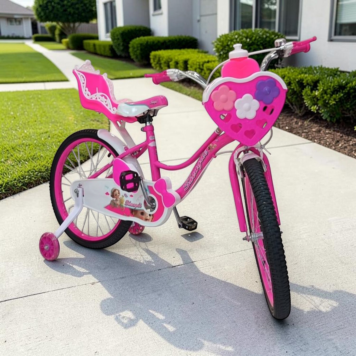 Bicicleta Infantil Morada con Canasta de Corazón y Portamuñeca 12" a 20" Fucsia en ambiente