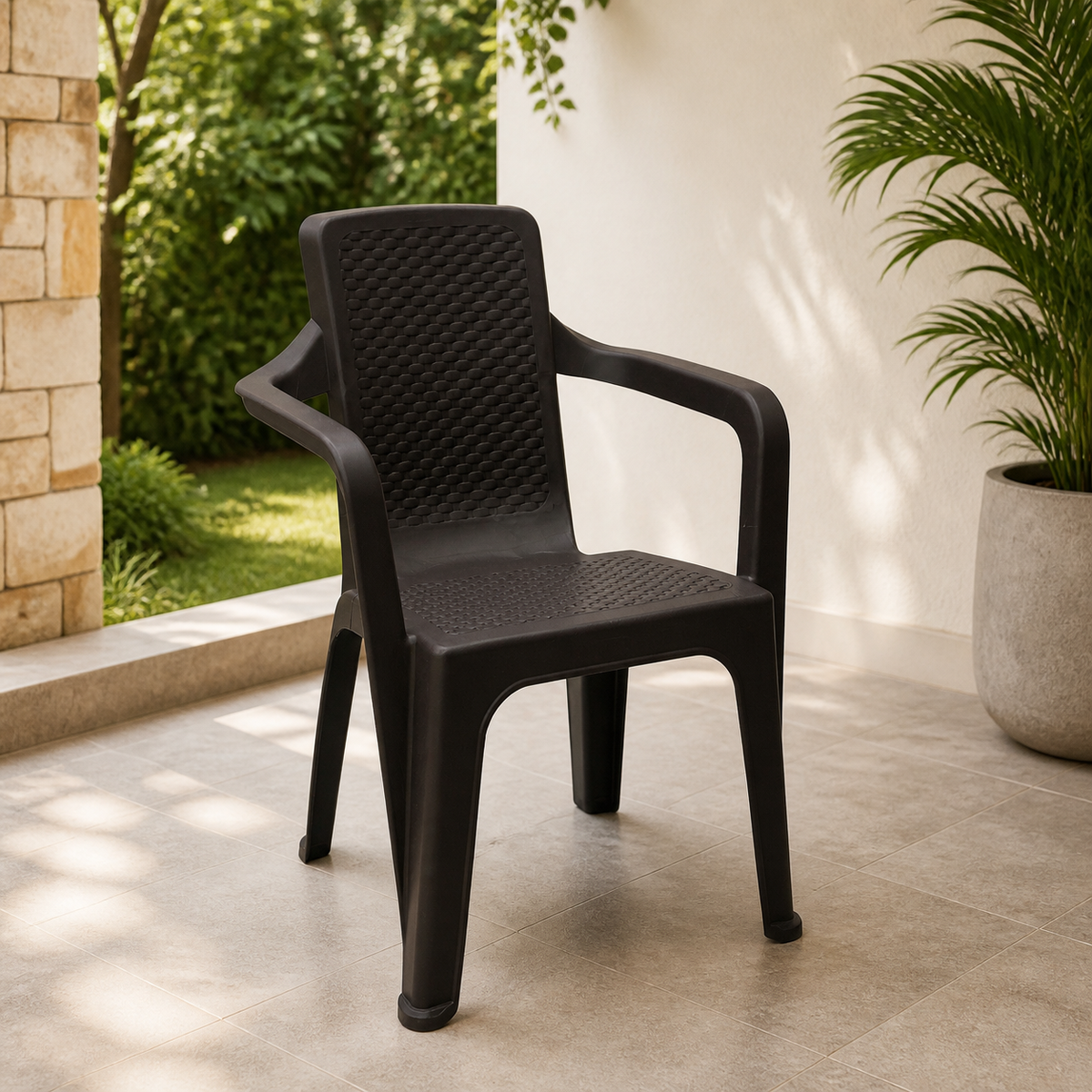 Silla Eterna con Brazos Wengue en ambiente exterior