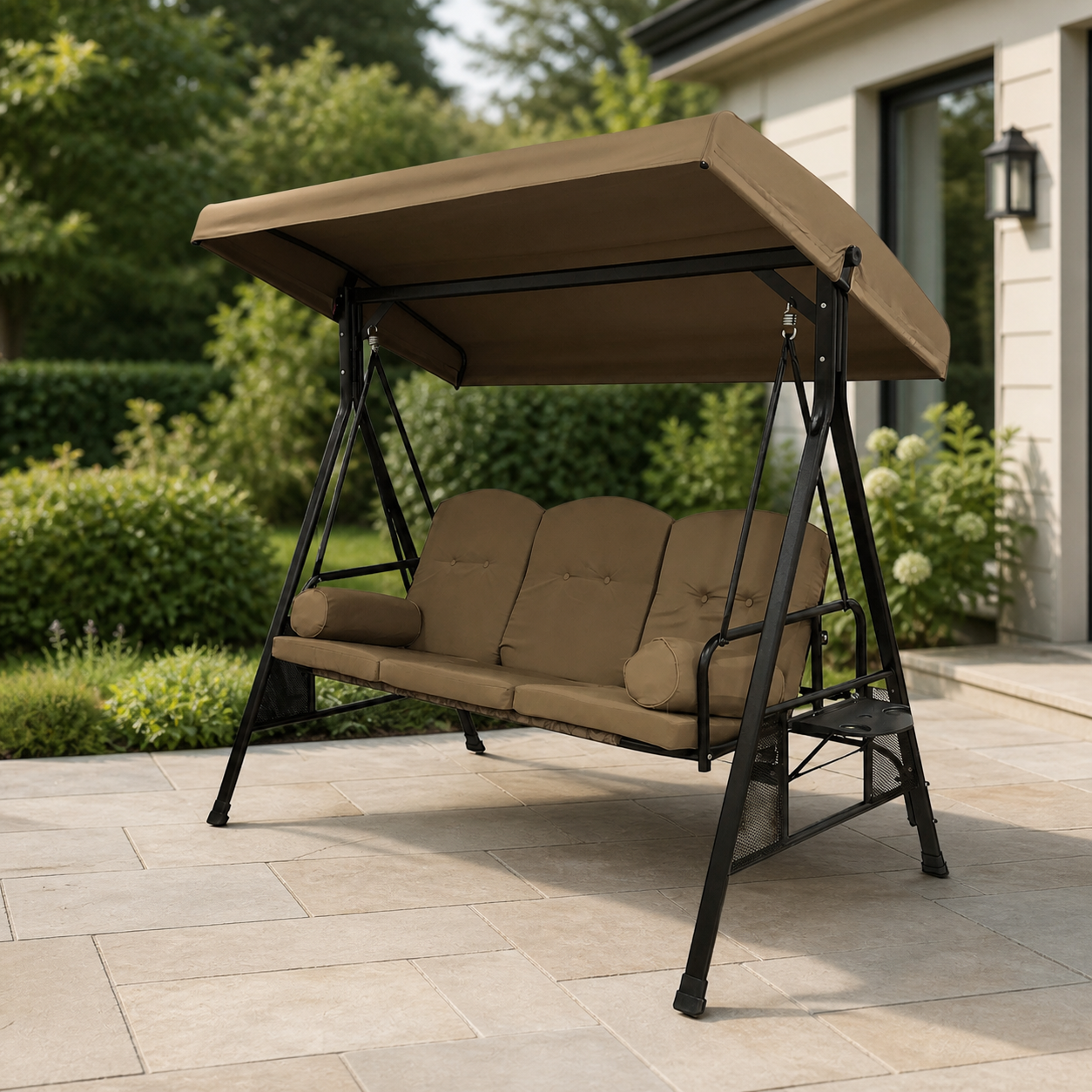 Silla Cama Mecedora Khaki + 2 Almohadas en ambiente exterior