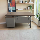 Escritorio en L de Oficina Khaki y Gris 140x75x60 cm con Credenza en ambiente