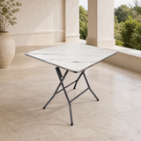 Mesa Cuadrada Blanca C/Bordes Plateado en ambiente exterior