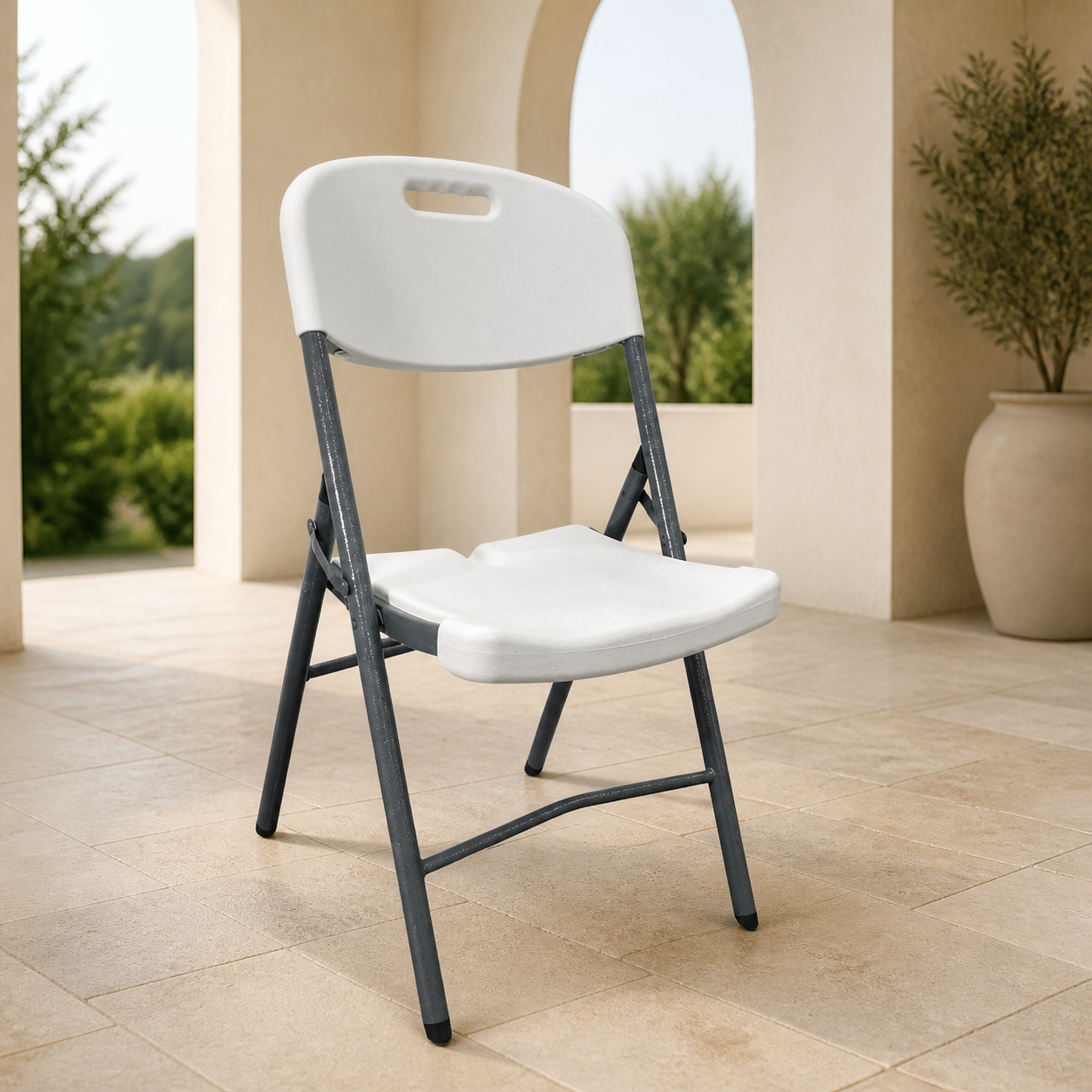 Silla Plastica Plegable Blanco en ambiente exterior