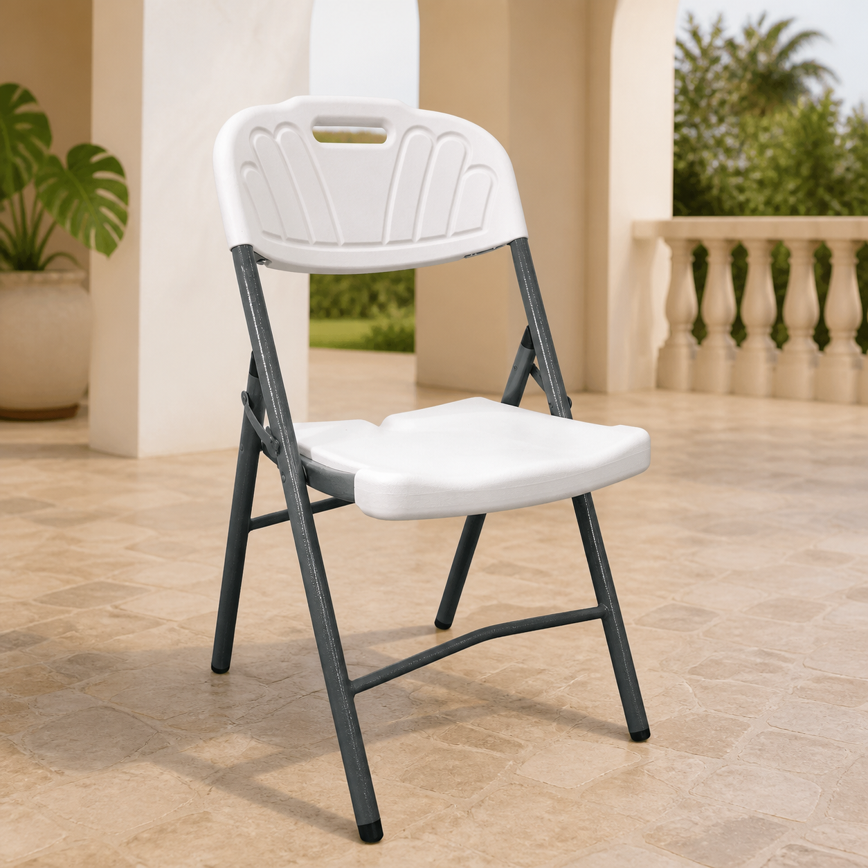 Silla Plastica Plegable Blanco en ambiente exterior