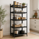 Estante metálico negro con canastas en cocina organizada