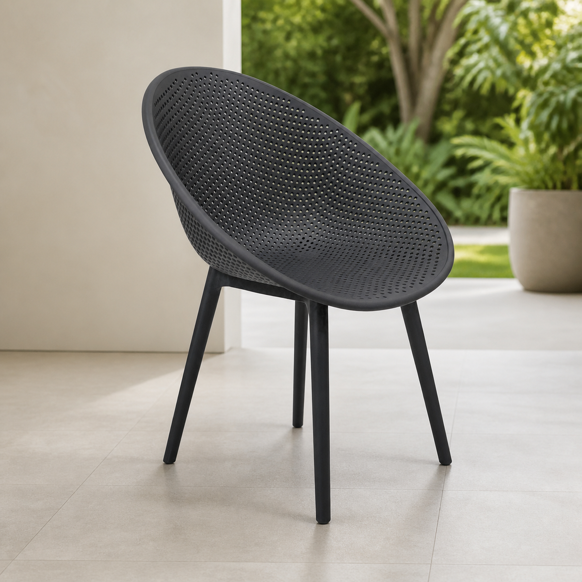 Silla Moderna Gris en ambiente exterior