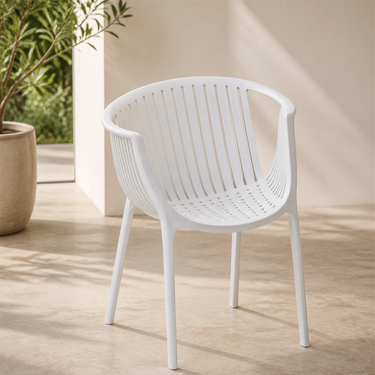 Silla Moderna Blanco en ambiente exterior