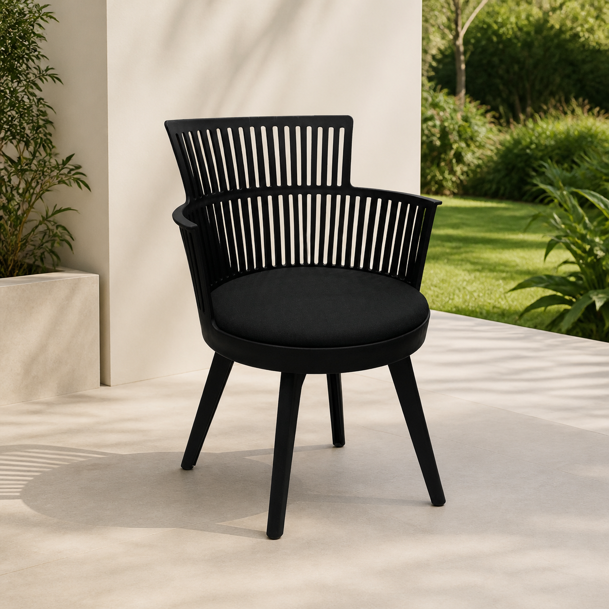 Silla Moderna Negra/Gris en ambiente exterior