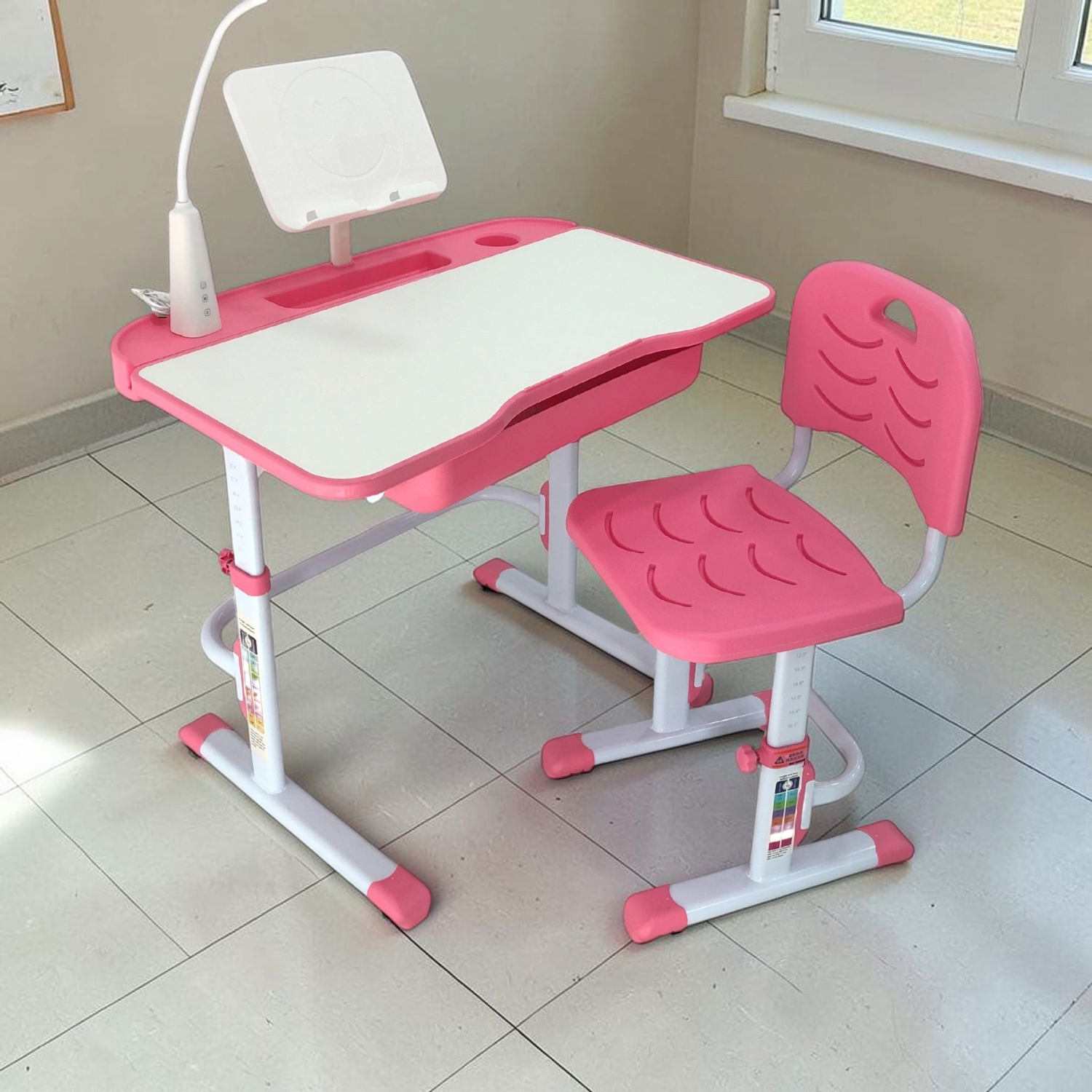 Mesa Escolar/Silla C/Lampara Rosa en ambiente