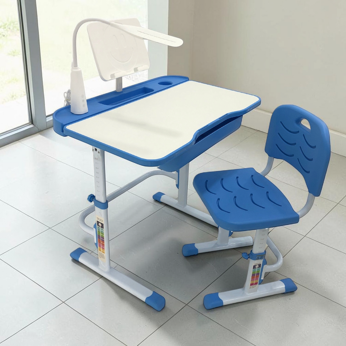 Mesa Escolar/Silla C/Lampara Azul en ambiente