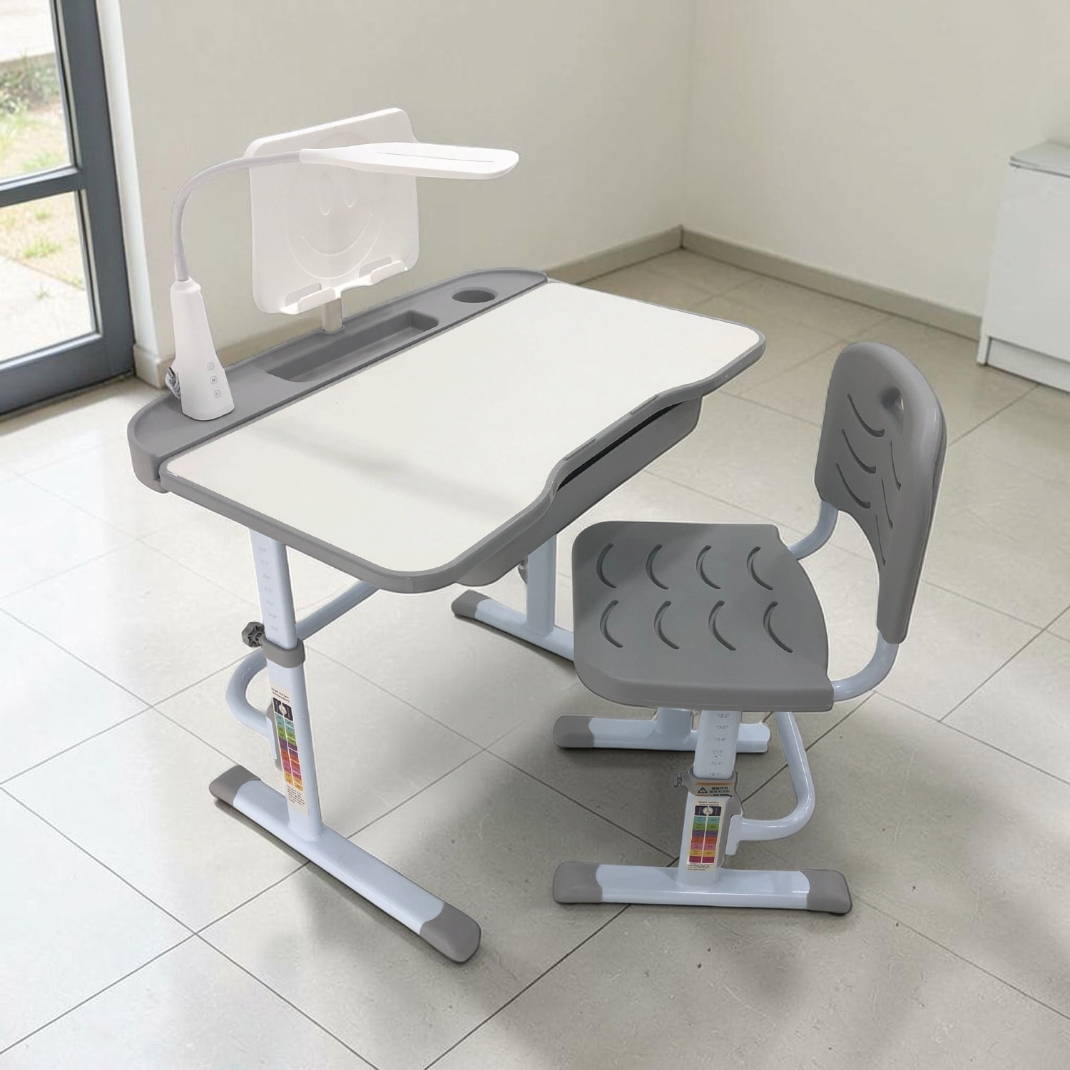 Mesa Escolar /Silla C Lampara Gris en ambiente