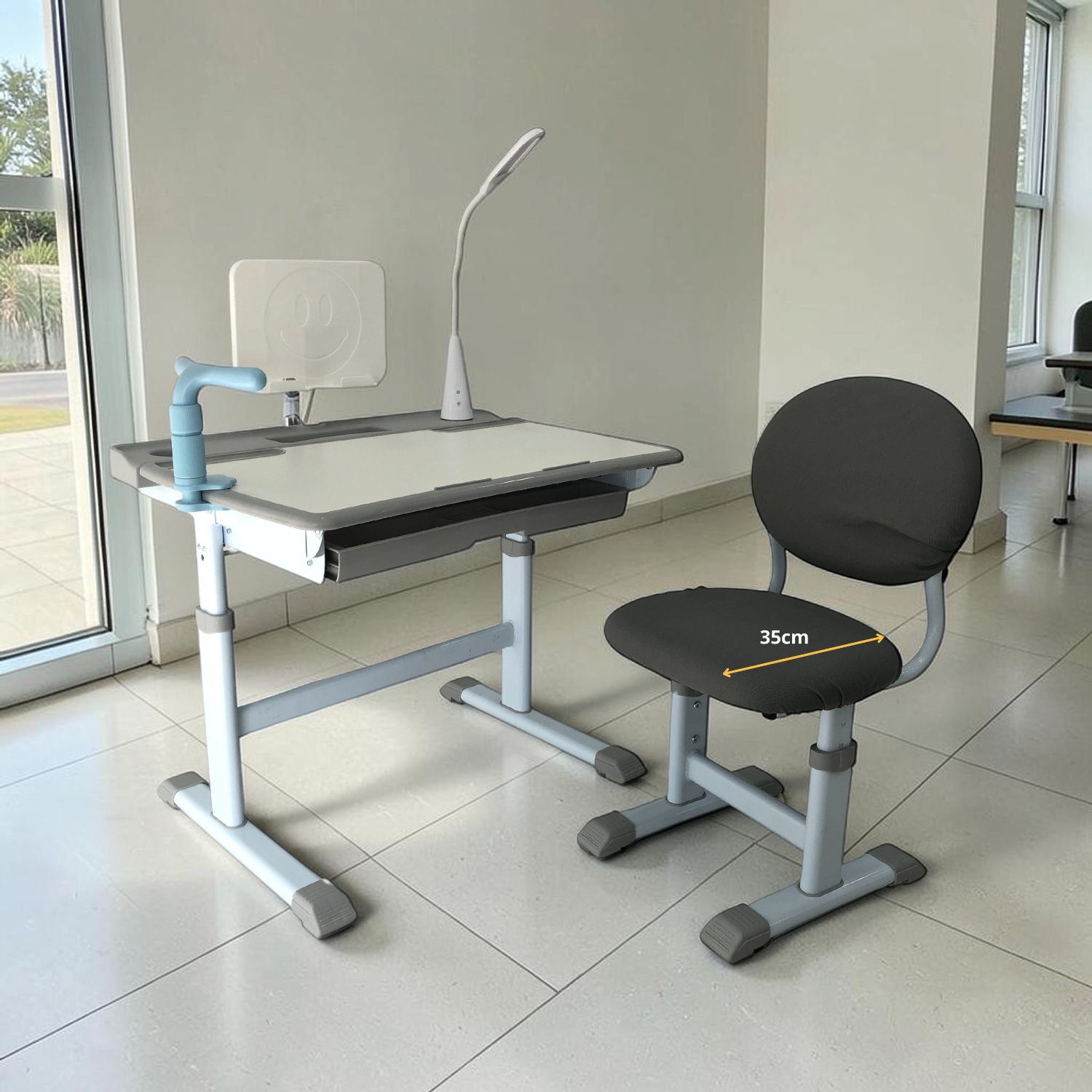 Mesa Escolar/Silla Gris en ambiente