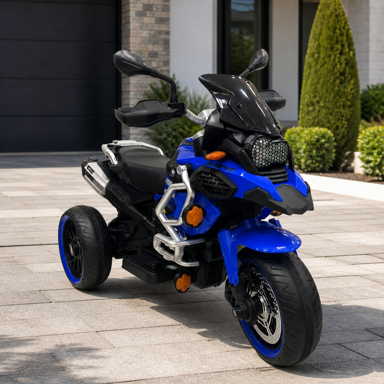 Moto infantil azul de tres ruedas en ambiente