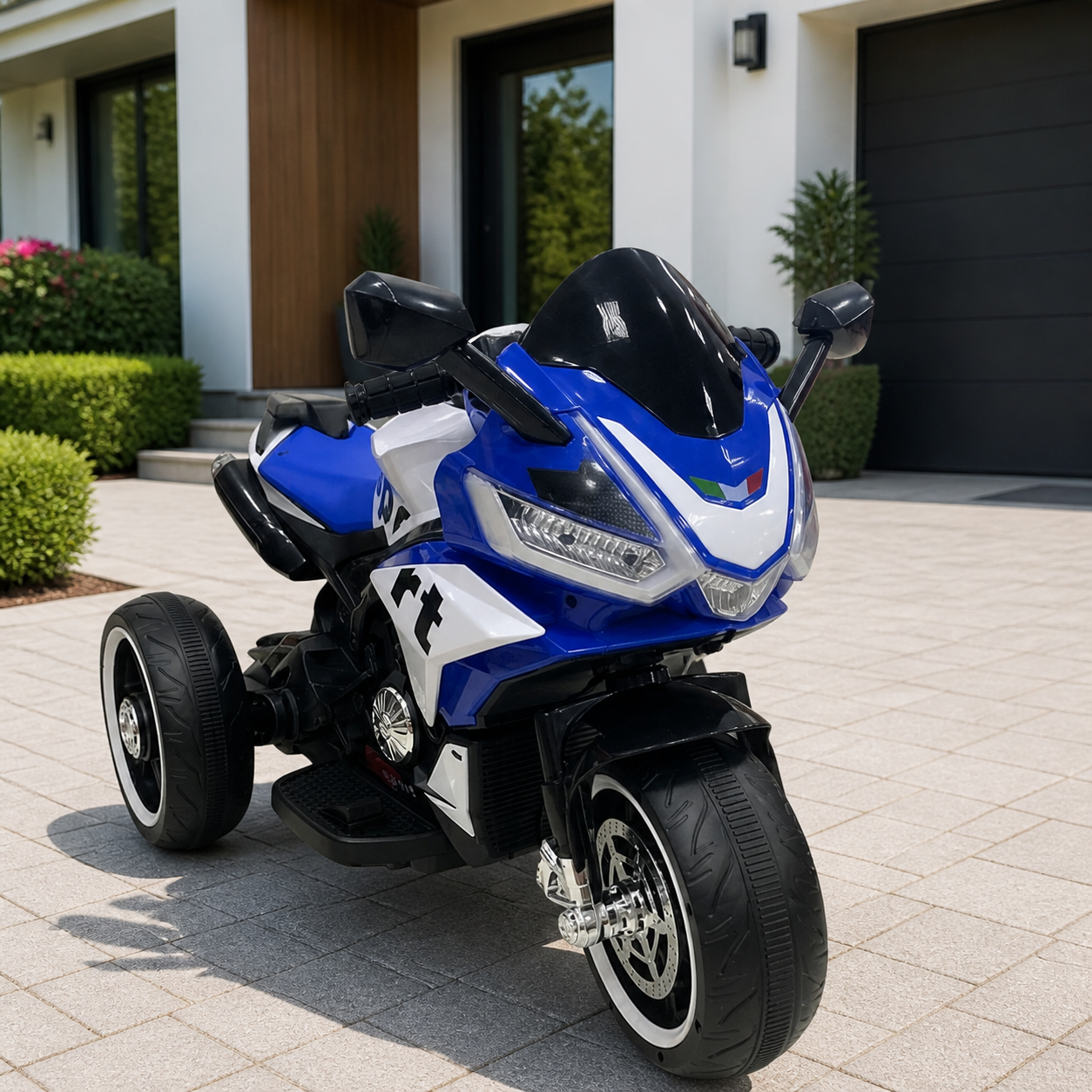 Moto infantil azul y blanca en ambiente