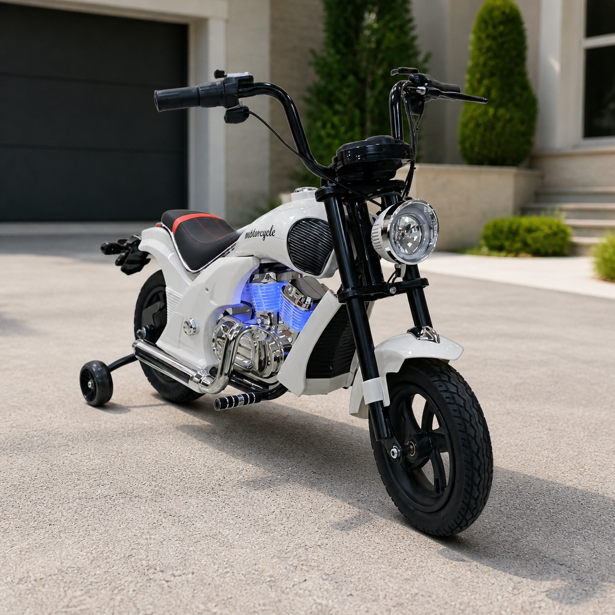 Moto chopper infantil blanca en ambiente