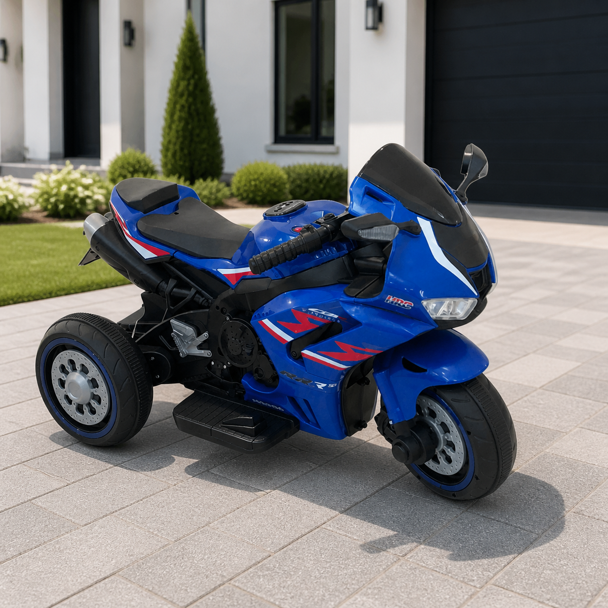Moto deportiva infantil azul de tres ruedas en ambiente
