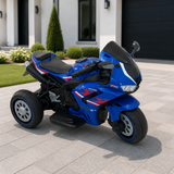 Moto deportiva infantil azul de tres ruedas en ambiente