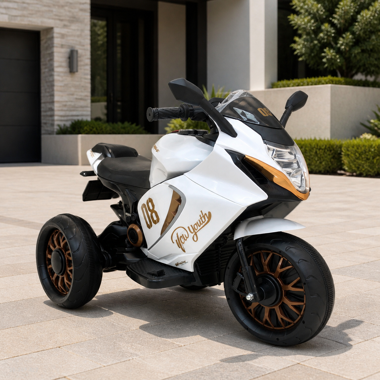 Moto infantil blanca con detalles bronce en ambiente