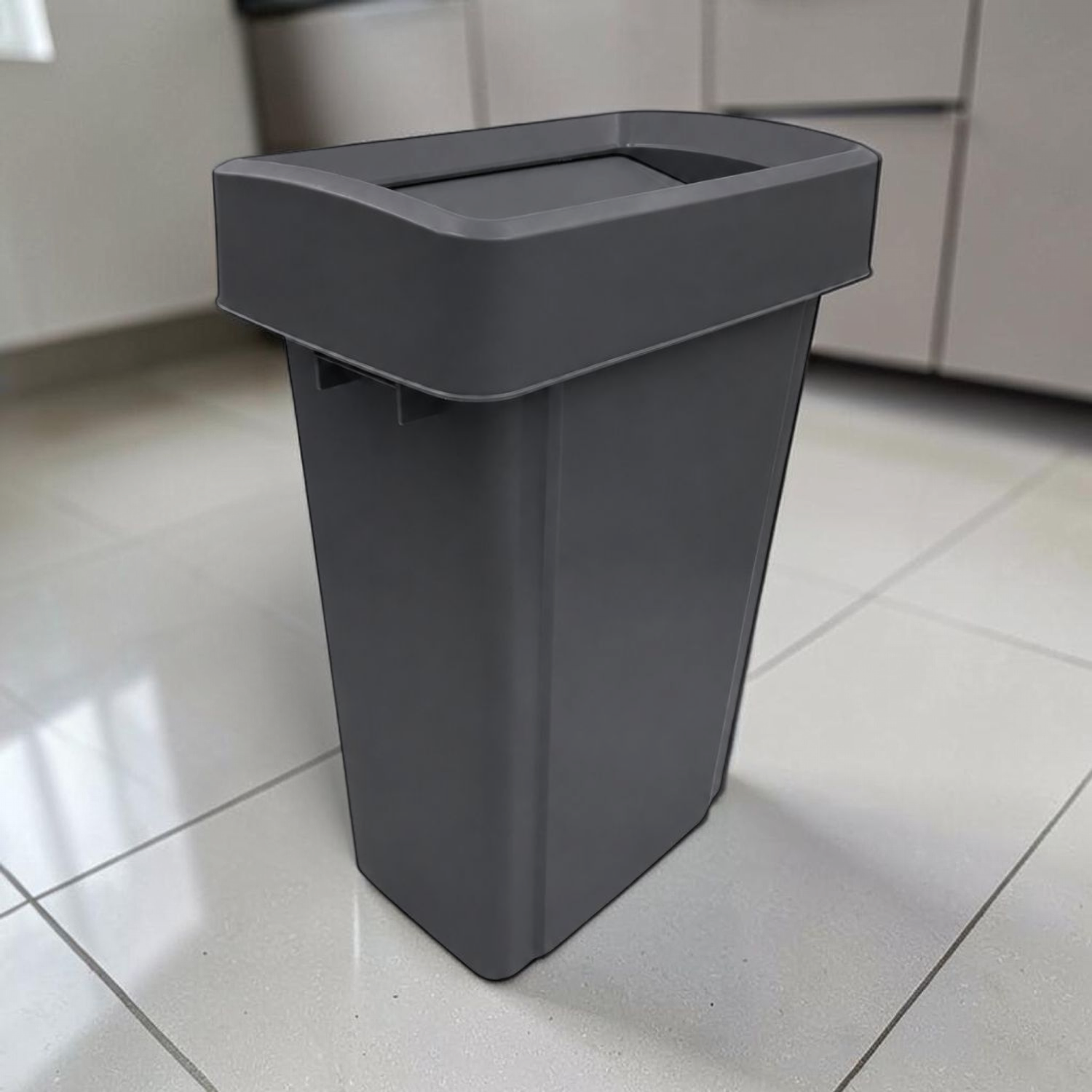 Basurero Gris 80L en ambiente