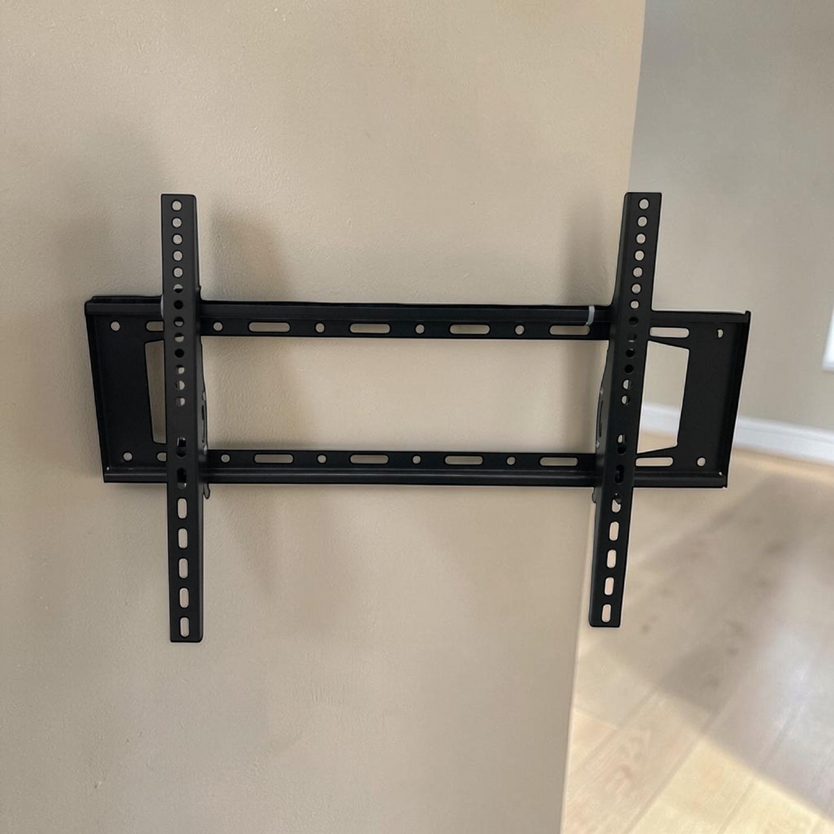 Soporte de TV Metalico de 32"-80" Inclinable en ambiente