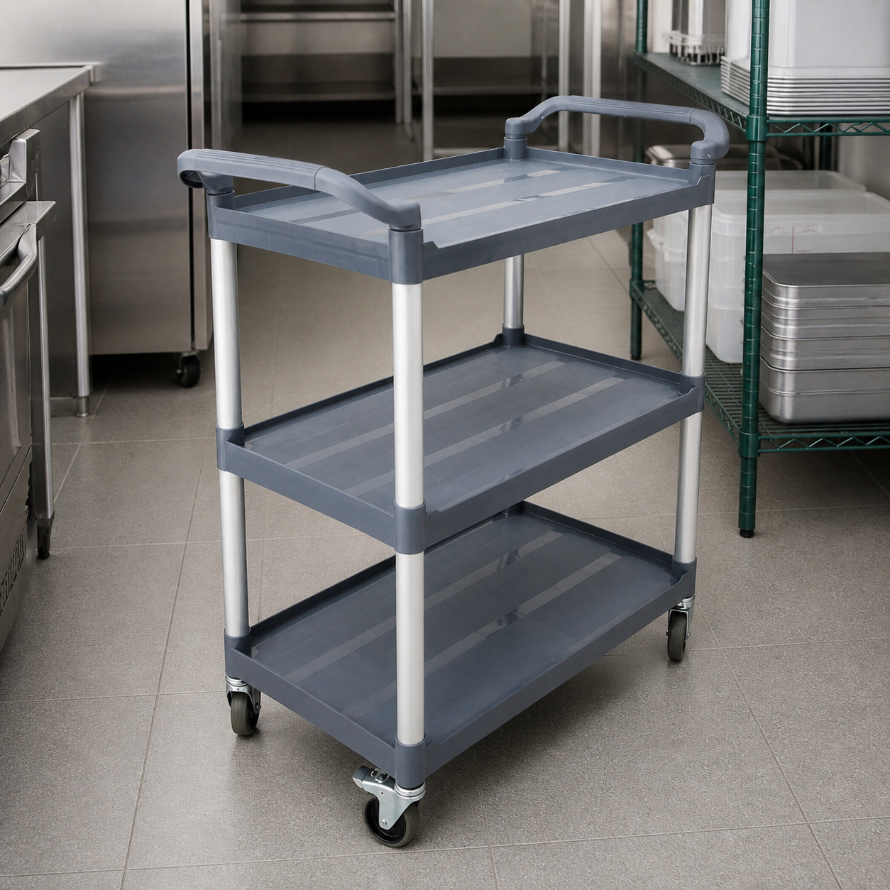 Carro de servicio gris en cocina comercial