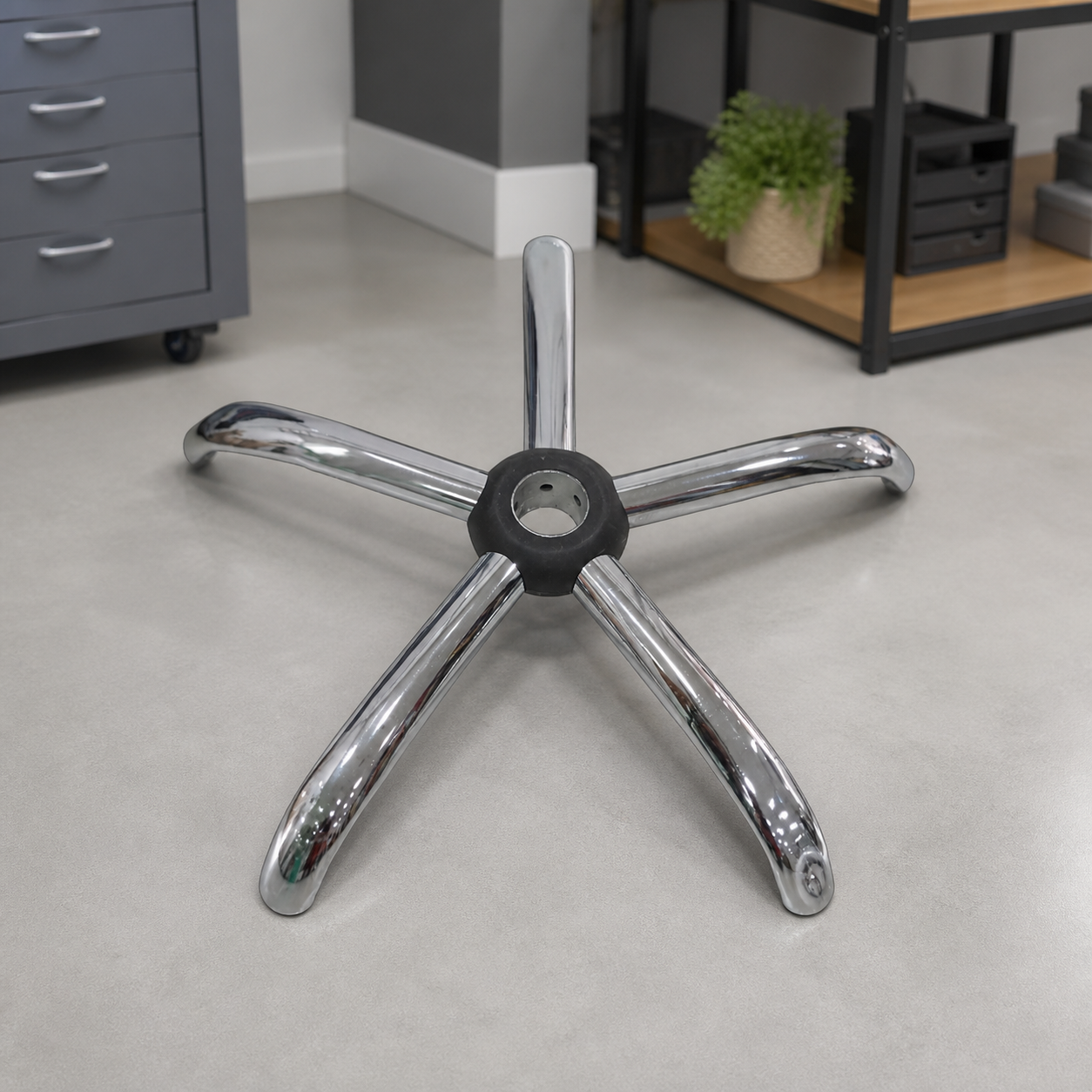 Base metálica para silla ambientada en oficina