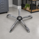 Base metálica para silla ambientada en oficina