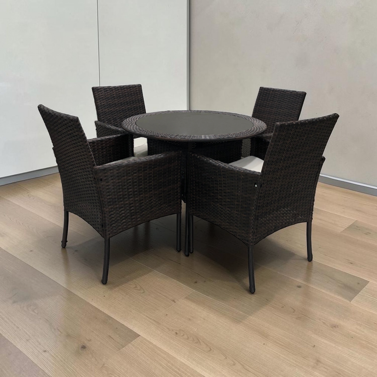 Juego de Mesa y 4 Sillas en ambiente