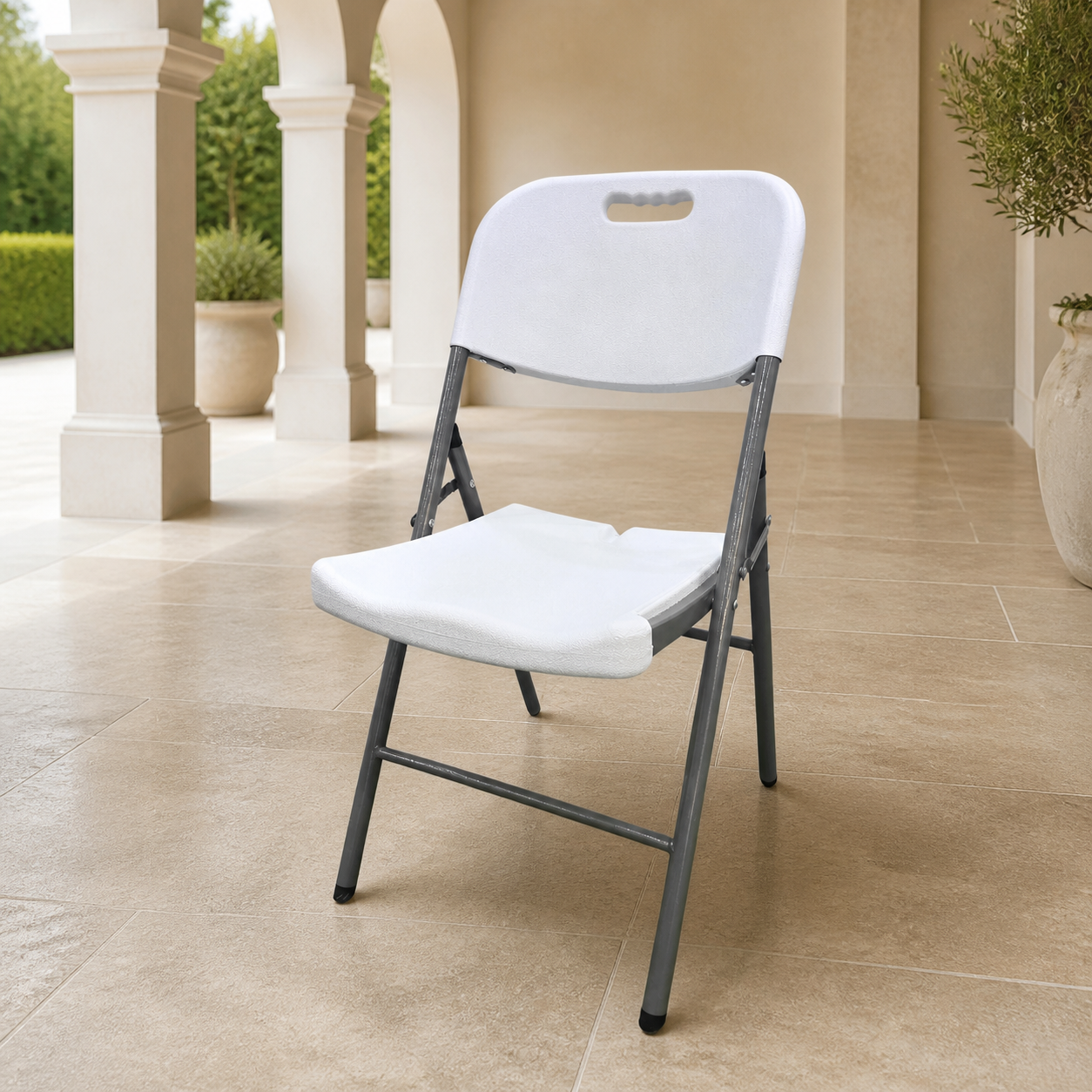 Silla Plastica Plegable Blanca en ambiente exterior