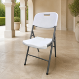 Silla Plastica Plegable Blanca en ambiente exterior