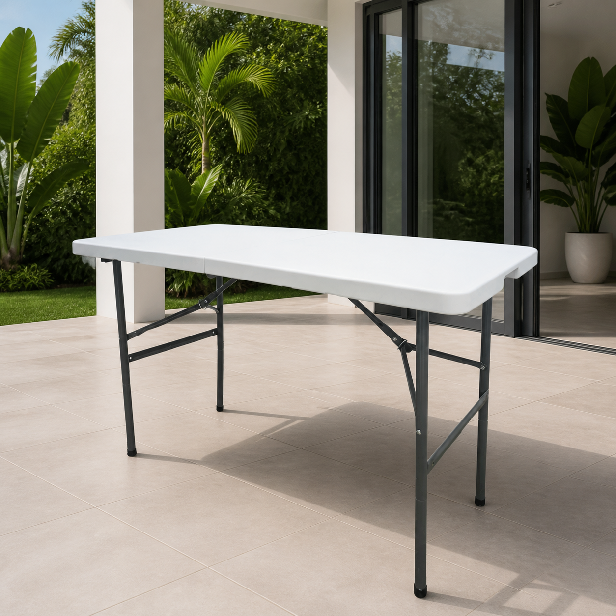 Mesa plegable blanca ambientada en terraza