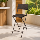 Silla de bar plegable rattan chocolate ambientada
